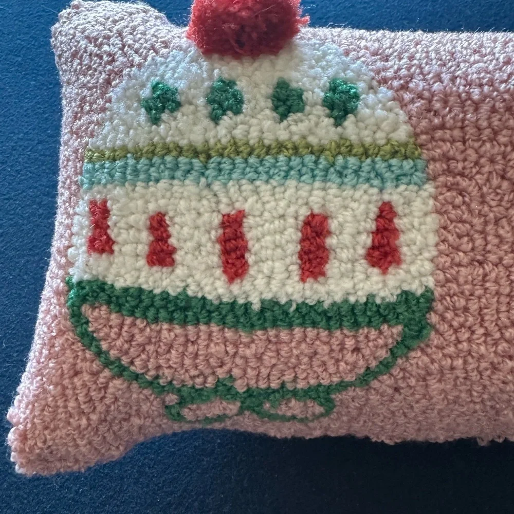 Super cute winter hats pillow!! Zoom in 4 design  details, angles& measurements